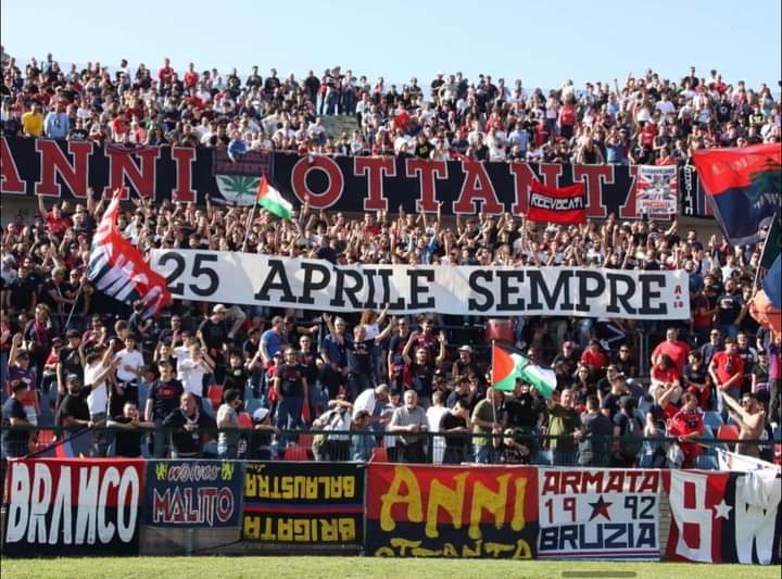 pallonatefaccia's tweet photo. Ieri, nella gara di Serie B contro il Bari, i tifosi del #Cosenza sono stati tra i pochi del calcio professionistico italiano a ricordare il 25 aprile. https://t.co/dIHJOsyXmK