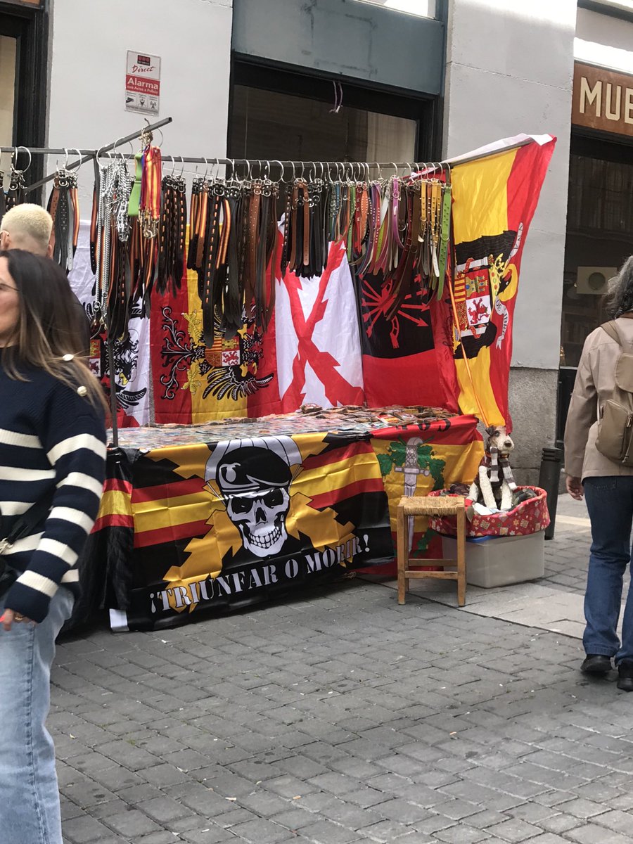 Esto en el rastro en Madrid.Pregunto a la ⁦@policiademadrid⁩ y me dicen que vender banderas franquistas no es delito, pero me gustaría que alguien experto me diese su opinión. Porque lo que se está permitiendo en este país no tiene nombre ⁦⁩ ⁦@Emilio_Silva_⁩