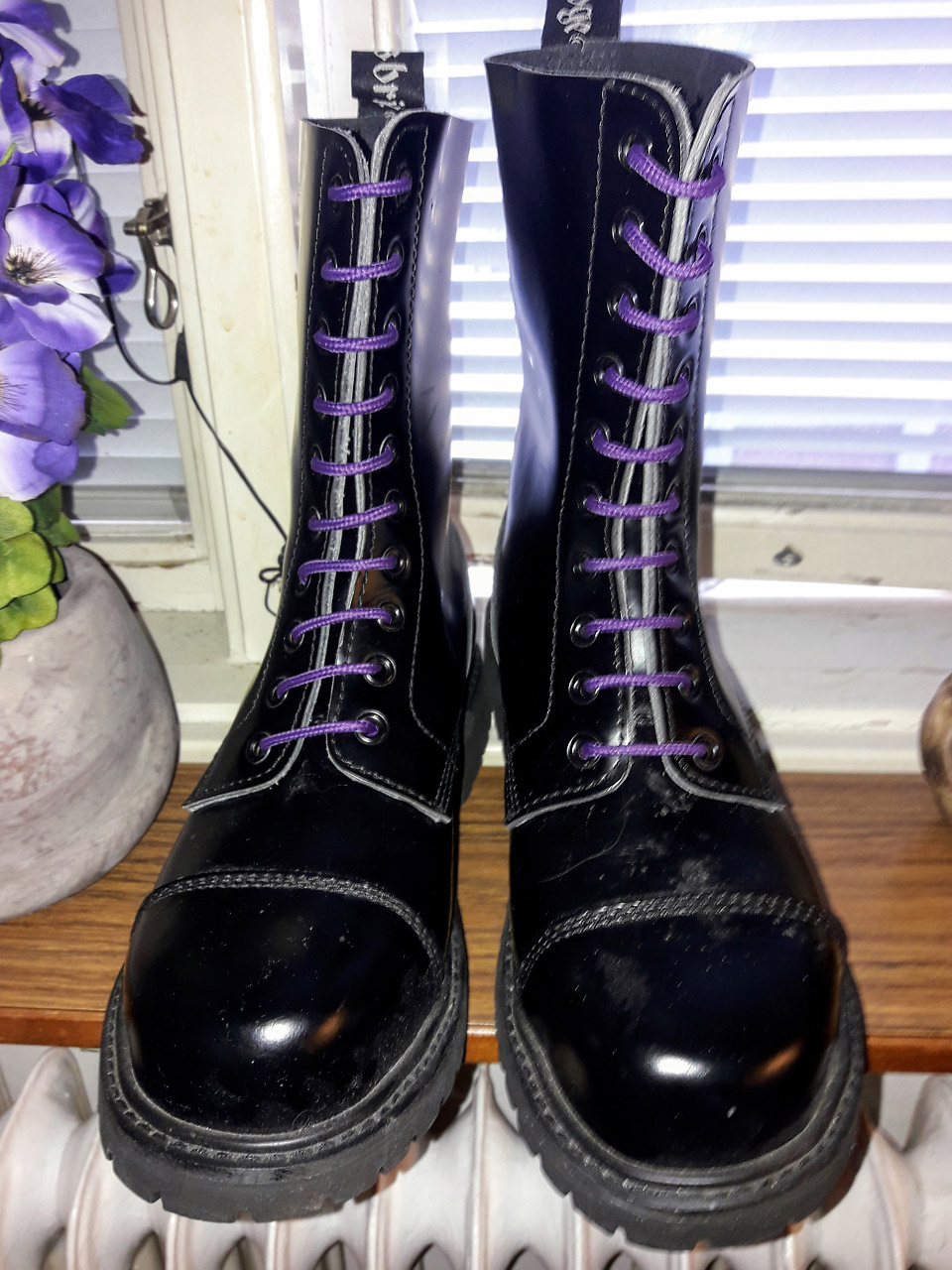 Professor Shoelace on X Today s shoe lacing photo was contributed by Jonas W. in Jan 2018. Black boots laced with purple Commando Lacing Black with purple creates what Jonas described as a vampire