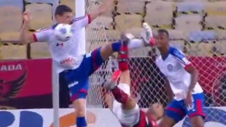 MaiorDoNordestt's tweet photo. Torcedor do Bahia, NEM PENSE em MOMENTO ALGUM em concordar MINIMAMENTE com a postura do Renato/Grêmio sobre o q rolou. Não endossa, pq a gente sabe MUITO bem q NÃO É sobre uma arbitragem justa ou não. https://t.co/mGt7mtCvcm