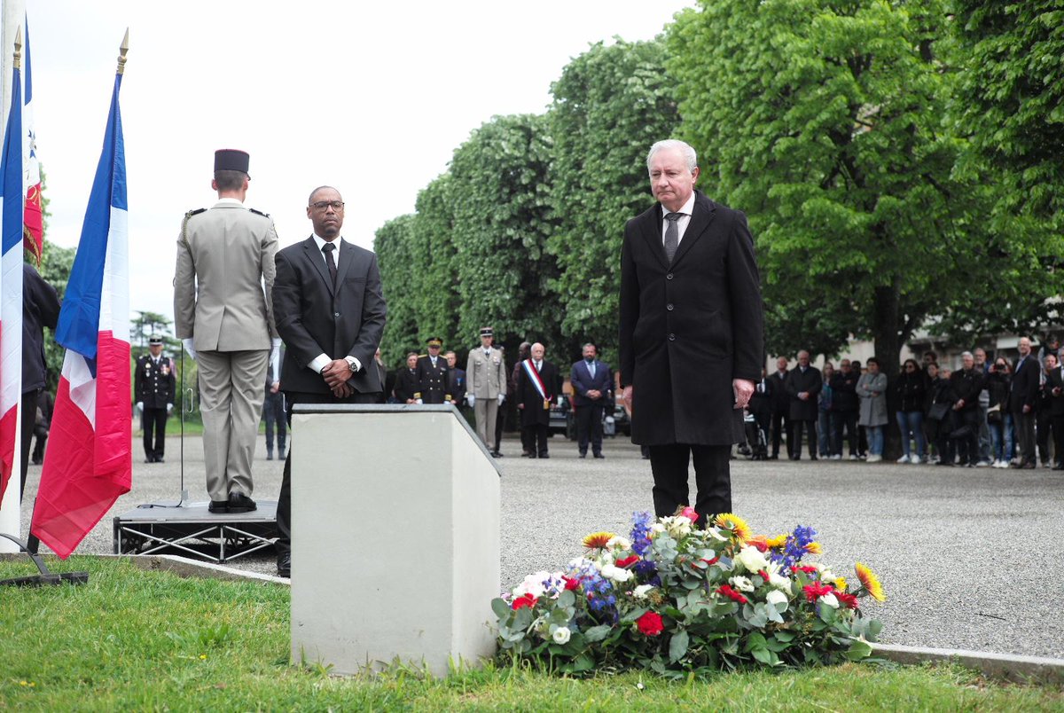 Nous rendons hommage, aujourd’hui, aux victimes et aux héros de la déportation. Le souvenir des vies atrocement sacrifiées doit nous éclairer face aux périls actuels qui menacent notre mode de vie, corrodant ainsi nos valeurs et nos libertés. Fermer les yeux devant la réalité…