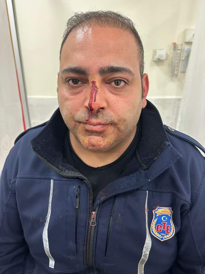 m_tahtasiz's tweet photo. Kırklareli E Tipi Kapalı Ceza İnfaz Kurumunda görev yapan infaz ve koruma memurunun  mahkumun saldırması sonucu yaralandığını üzüntüyle öğrendim. İnfaz koruma memurunun şahsında tüm camiaya geçmiş olsun dileklerimi iletiyorum.

İnfaz ve Koruma memurlarının güvenlik hizmetleri sınıfına alınması için verdiğim kanun teklifi aylardır bekletiliyor. 
Canları pahasına görev yapan, tehdit edilen, saldırıya uğrayan infaz koruma memurlarının büro memurları gibi Genel İdari Hizmetler sınıfına sığmadığı çok açıktır. 

İnfaz ve koruma memurlarının özlük ve sosyal hakları bir an önce düzenlenmeli, bizlerin ve camianın sesine kulak verilmelidir.

@yilmaztunc @YavuzEnis @adalet_bakanlik @ctekurumsal @ikomder @CezaeviSendika @CezaeviSendikas