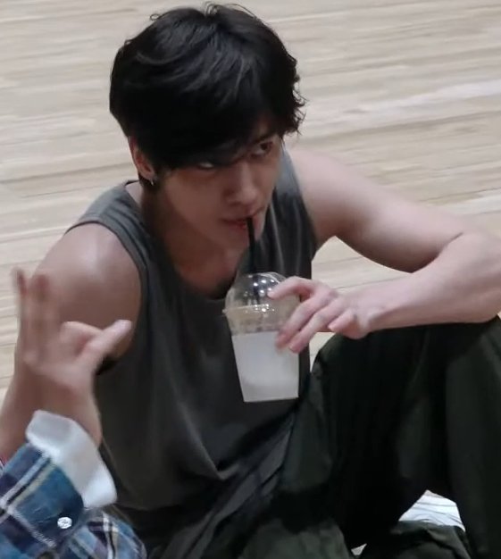 inhalingtxt's tweet photo. this guy https://t.co/naE8lVS3ia