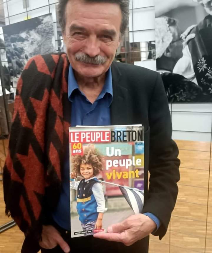 Trugarez deoc'h @edwyplenel. Merci d'être venu à #pontivy partager avec l' @UDB__ cette conviction que les identités sont un moteur d'émancipation dès lors qu'elles sont pensées et vécues comme l'expression de la diversité d'une même famille humaine. Crédit photo @YannikBigouin