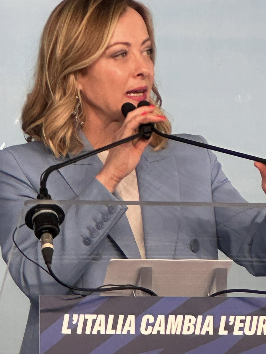 #GiorgiaMeloni #Pescara #Fdi “Un conservatore difende la natura, ma anche l’uomo che ci vive dentro. E’ necessario coniugare sostenibilità ambientale con sostenibilità sociale , economica e industriale. Difenderemo le nostre imprese”.