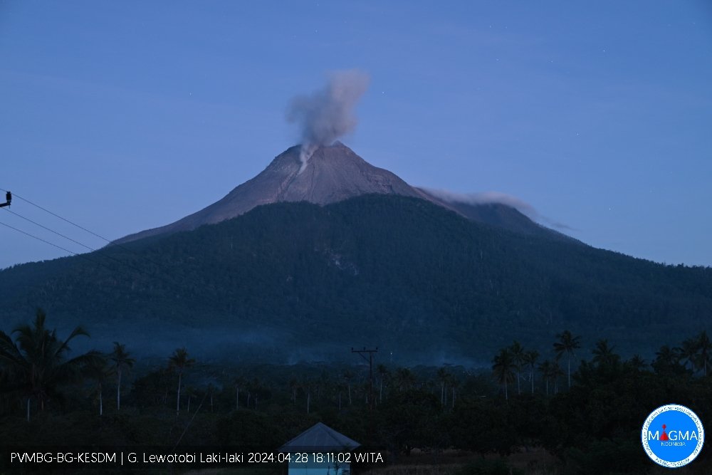 Terjadi erupsi G. Lewotobi Laki-laki pada hari Minggu, 28 April 2024, pukul 18:08 WITA tinggi kolom abu teramati ± 300 m di atas puncak. Erupsi terekam di seismograf dengan amplitudo maksimum 14.8 mm dan durasi 290 detik