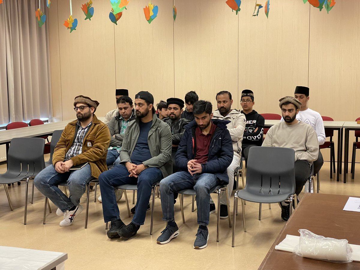 EindhovenAMJO's tweet photo. Gister hebben we een geslaagde Taleem en Tarbiyyat sessie gehad. De gerespecteerde Secretaris Taleem en Secretaris Tarbiyyat hebben dit programma geleid en hebben in een interactieve sessie gesproken over alledaagse kwesties waar een gelovige in het Westen tegenaan kan lopen https://t.co/m5Ad9j3mlq