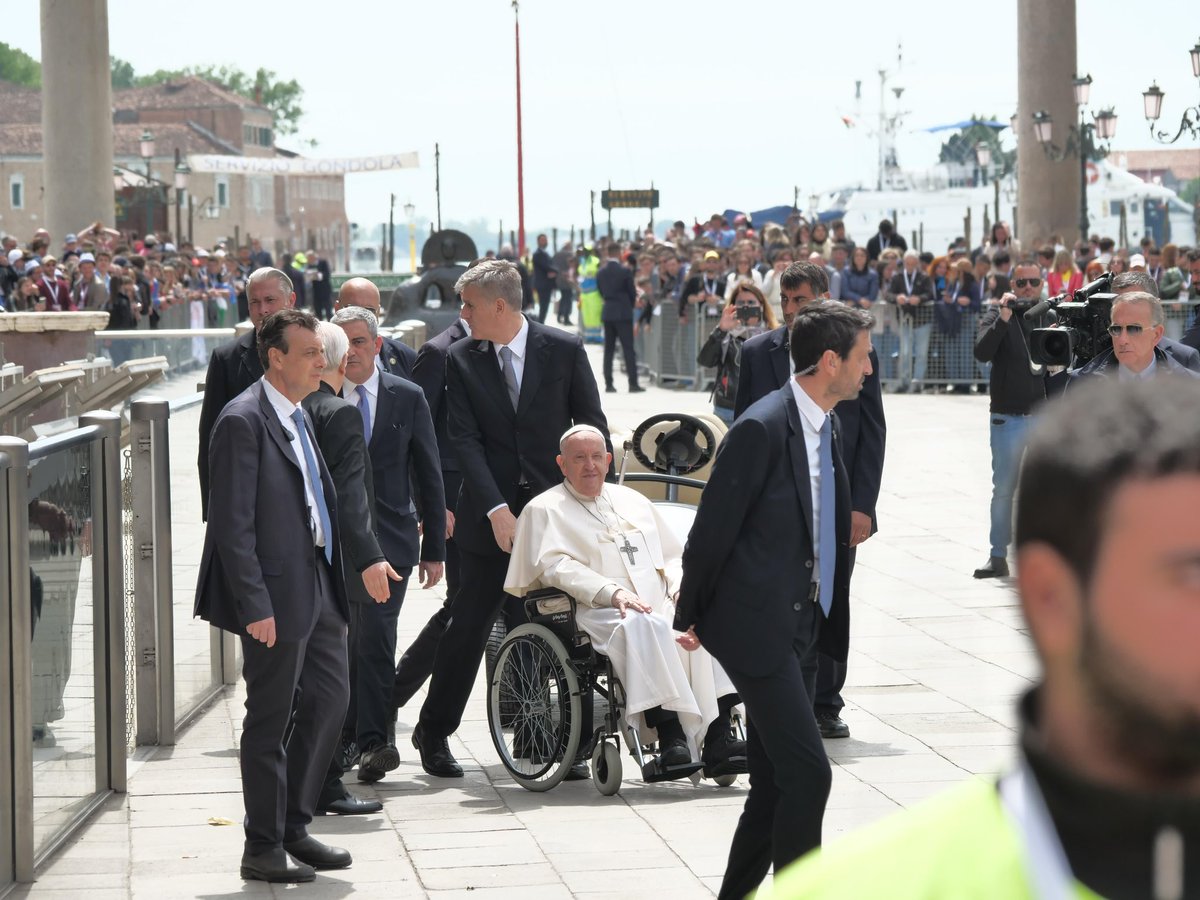 ✨ La visita di #PapaFrancesco a Venezia è giunta al termine! 👥 Il Santo Padre ha lasciato la #PiazzaSanMarco salutando i fedeli. 🙏🏽 Dopo la celebrazione, Papa Francesco è entrato nella Basilica di San Marco per sostare in preghiera dinanzi alle reliquie di San Marco.