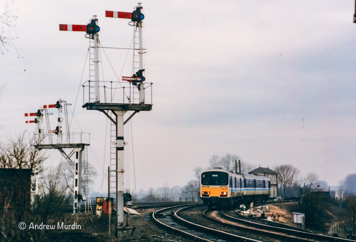Andym13's tweet image. #SemaphoreSunday
Just before the end, 154001 rounds the Syston North Curve, with all the glorious Semaphores in use controlled from Syston North Box.