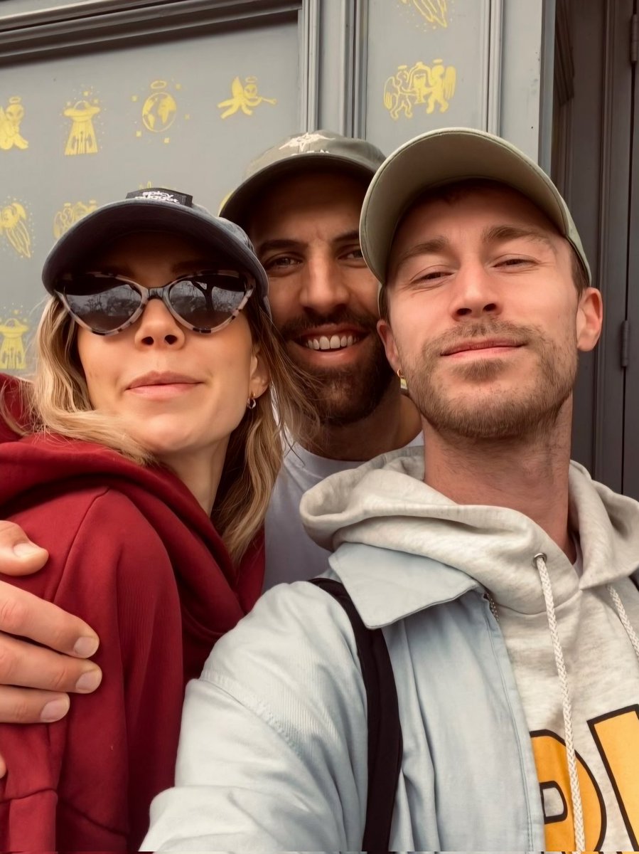 바네사 커비 × 캐서린 워터스턴 영화 '다가올 세상' 커플의 요즘 근황사진이 떴다. 워터스턴은 Kitkat club nyc 오프닝에 참석했고 커비는 남친과 남사친...