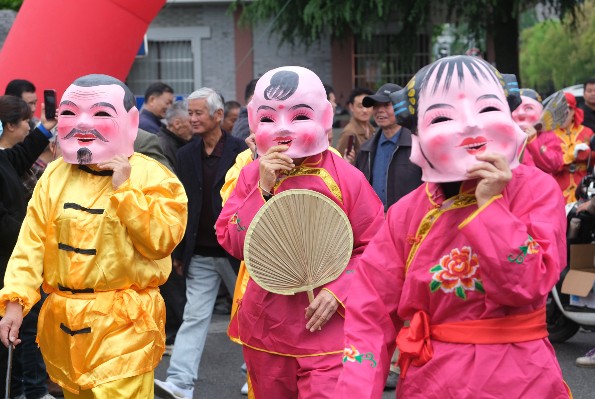 🎉 Vibrant colors filled #Ningbo’s Guanhaiwei town on April 27 as a folk parade took over the streets! 🥁From the lively beats of drummers to the dazzling costumes, it was a spectacle celebrating traditions and local culture. #FuninNingbo