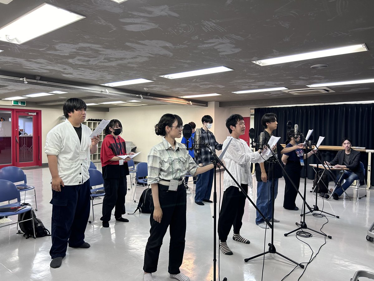 NVAvoice_actor's tweet photo. 本日4月28日はオープンキャンパス✨

#声優コース は台本を読んだり
実際にマイクの前に立って人気アニメのアフレコをしました‼️🎤

マイクの前でセリフを読む前の真剣な眼差しと良い緊張感が写真からも伝わってきますね…！！

#NVA https://t.co/fPfzvTvTe3