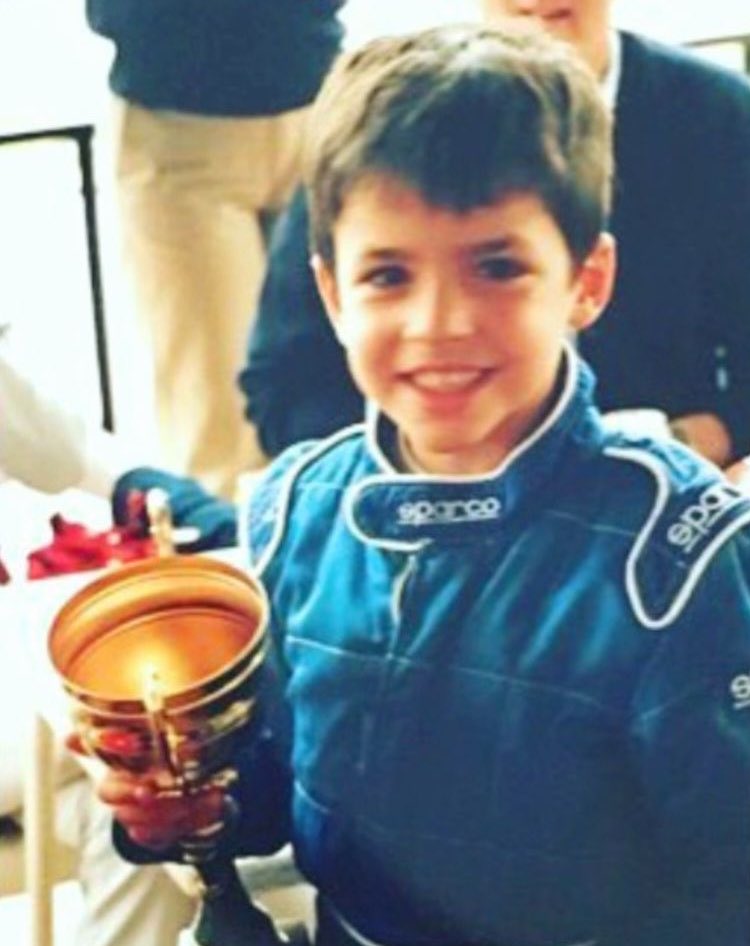 Carlos Sainz Jr, but he gets older and chilier 🌶️ as you keep scrolling
                                                                     - a thread 🪡