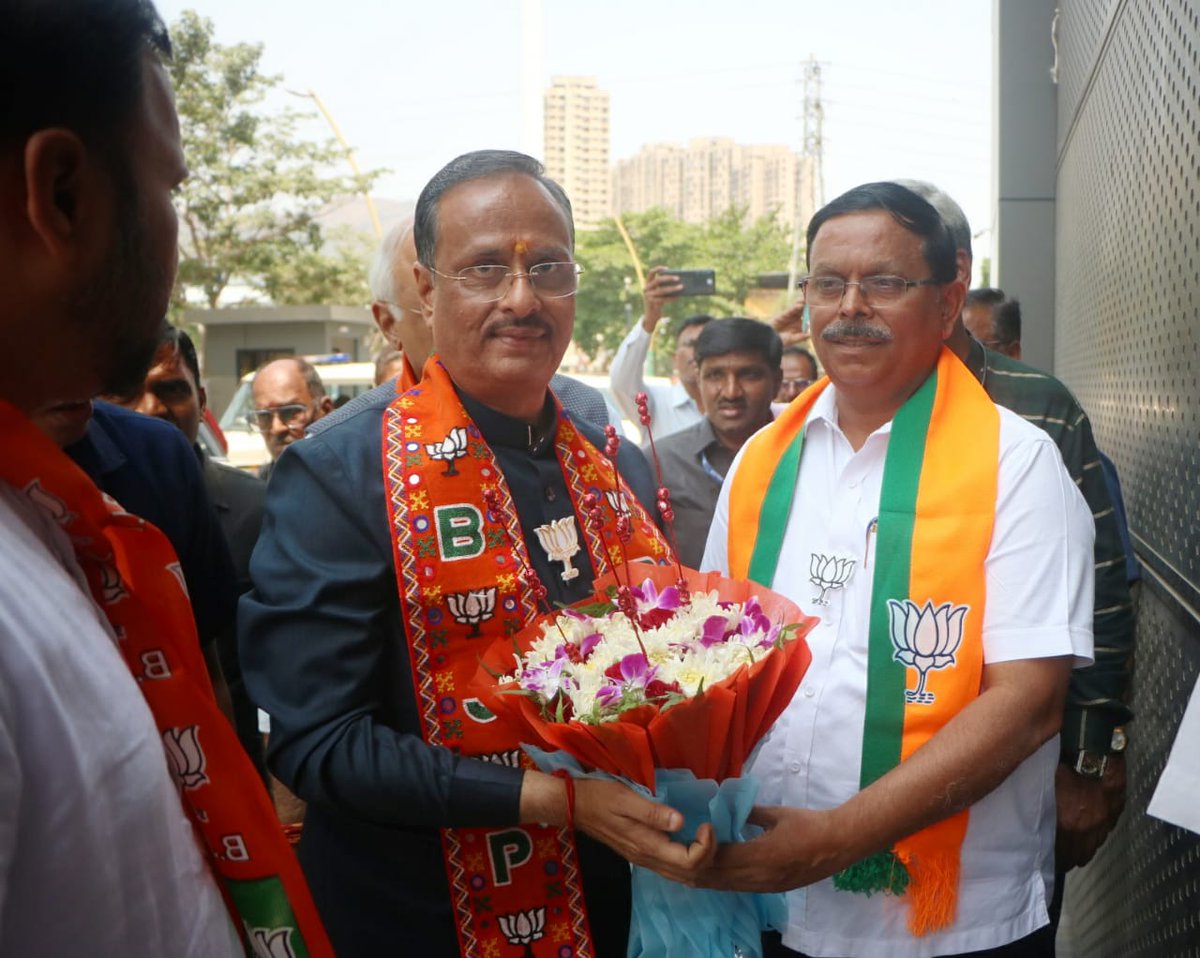 BJPforThane's tweet photo. लोकसभा निवडणूकीच्या पार्श्वभूमिवर आज राज्यसभा सदस्य, तसेच महाराष्ट्राचे निवडणूक प्रभारी मा.डॉ.दिनेश शर्माजी यांचा उपस्थितीत ठाणे लोकसभेची कोअर कमिटी व ठाणे लोकसभा निवडणूक व्यवस्थापन समितीची आढावा बैठक ठाणे विभागीय कार्यालयात पार पडली. या वेळी त्यांनी सर्वांना मार्गदर्शन केले. https://t.co/oOs1CGjUuQ