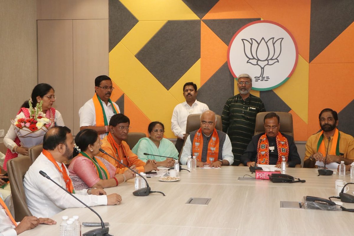 BJPforThane's tweet photo. लोकसभा निवडणूकीच्या पार्श्वभूमिवर आज राज्यसभा सदस्य, तसेच महाराष्ट्राचे निवडणूक प्रभारी मा.डॉ.दिनेश शर्माजी यांचा उपस्थितीत ठाणे लोकसभेची कोअर कमिटी व ठाणे लोकसभा निवडणूक व्यवस्थापन समितीची आढावा बैठक ठाणे विभागीय कार्यालयात पार पडली. या वेळी त्यांनी सर्वांना मार्गदर्शन केले. https://t.co/oOs1CGjUuQ