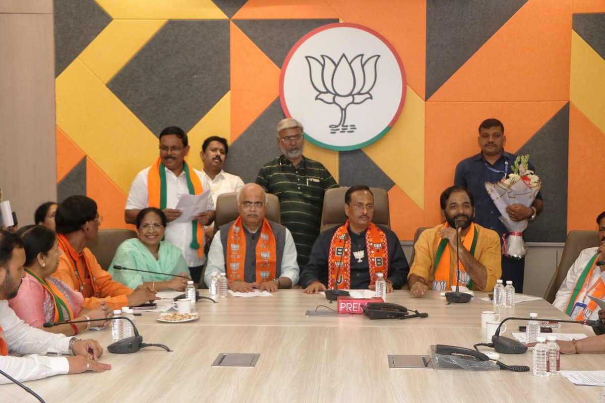 BJPforThane's tweet photo. लोकसभा निवडणूकीच्या पार्श्वभूमिवर आज राज्यसभा सदस्य, तसेच महाराष्ट्राचे निवडणूक प्रभारी मा.डॉ.दिनेश शर्माजी यांचा उपस्थितीत ठाणे लोकसभेची कोअर कमिटी व ठाणे लोकसभा निवडणूक व्यवस्थापन समितीची आढावा बैठक ठाणे विभागीय कार्यालयात पार पडली. या वेळी त्यांनी सर्वांना मार्गदर्शन केले. https://t.co/oOs1CGjUuQ