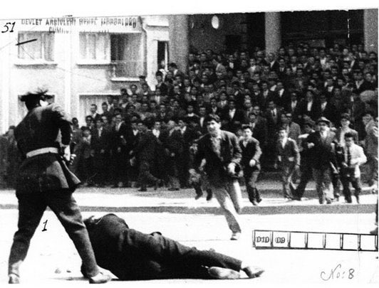 'Bir ölü yatıyor 
ders kitabı bir elinde 
bir elinde başlamadan biten rüyası 
bin dokuz yüz altmış yılı Nisanında 
İstanbul'da, Beyazıt Meydanı'nda.'

28 Nisan 1960'da Beyazıt Meydanı'nda  DP iktidarının polisleri tarafından katledilen #TuranEmeksiz'i saygıyla anıyoruz.