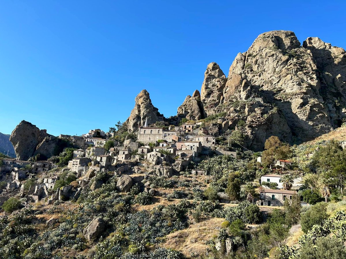 Buongiorno e buona Domenica a tutti. Pentedattilo è una perla incastonata tra le maestose montagne dell'Aspromonte, offre un'atmosfera magica e uno scenario naturale mozzafiato.