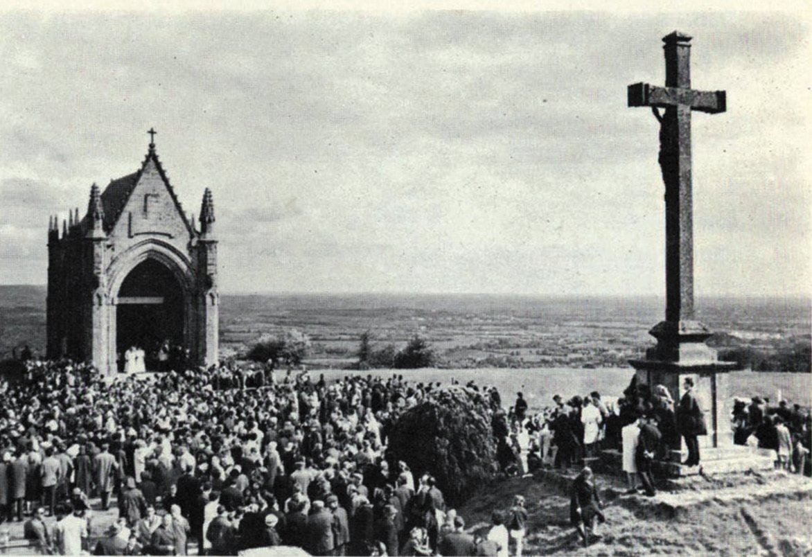 Le 28 avril 1968 marque l'achèvement de la chapelle du Mont des Alouettes, avec la bénédiction de ce monument qui commémore la rencontre en ce lieu de la duchesse d'Angoulême, fille de Louis XVI et Marie-Antoinette, avec 15.000 anciens combattants vendéens en 1823…
1/2