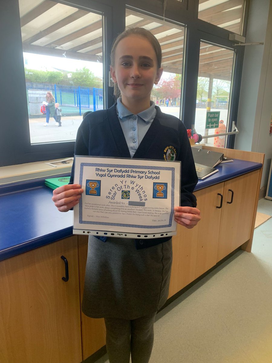 A very big da iawn to this week’s Seren Yr Wythnos🌟 A very deserving young lady for focus week, you have been outstanding all year and never fail to impress me! Da iawn ti, enjoy your hot chocolate with Mr. George☕️ @RhiwSyrDafydd