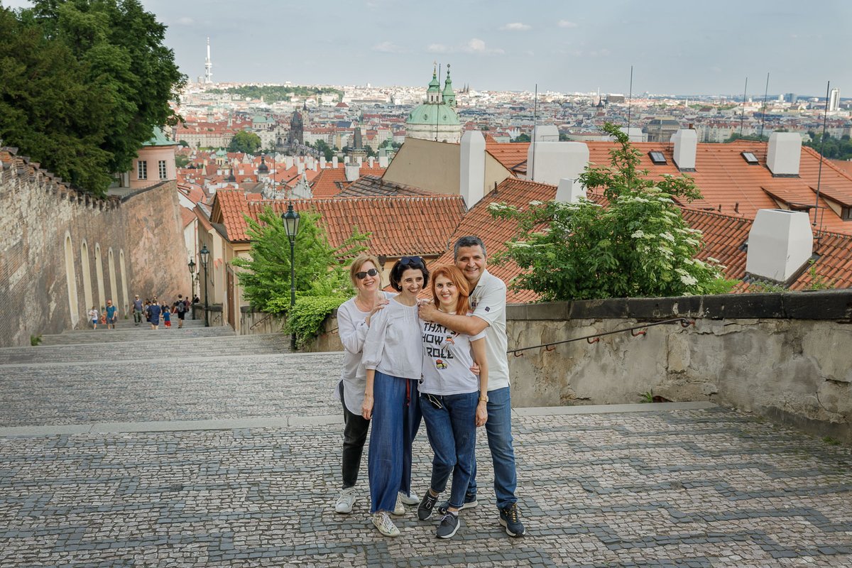 fotografpraga's tweet photo. Вам знакомо это чувство, когда вы влюбляетесь в город с первого взгляда? Величественная архитектура, извилистые улочки, река Влтава, которая словно нашептывает городу свои тайны...

Закажите фотосессию в Праге и влюбитесь в этот город заново!
https://t.co/nNmjVDxtjo https://t.co/NY9Zr4Yr43