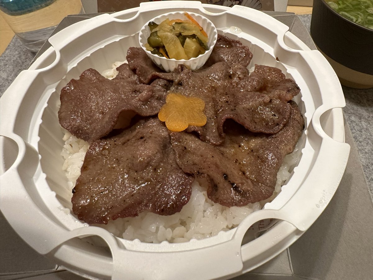 昼はまぜメシ。夜は牛たん弁当。
こばやしの。
美味しゅうございました。