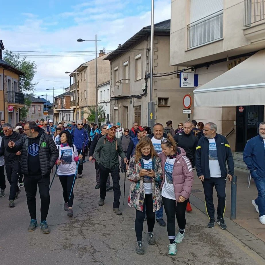 La marcha 'Todos por la pasarela' partió está mañana de #CubiilosdelSil. El presidente de @CCBierzo, @OlegarioRamon, saludó a las personas participantes al inicio. Reivindican una pasarela entre #Congosto y Cubillos por el #CaminoOlvidado.