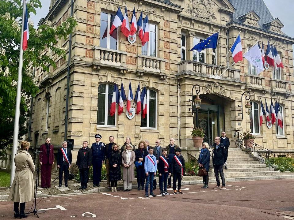 Au #Vésinet, avec @BrunoCoradetti, en cette journée nationale du souvenir des victimes et des héros de la déportation. 
Pour ne jamais les oublier.
Pour que la barbarie jamais ne revoie le jour.