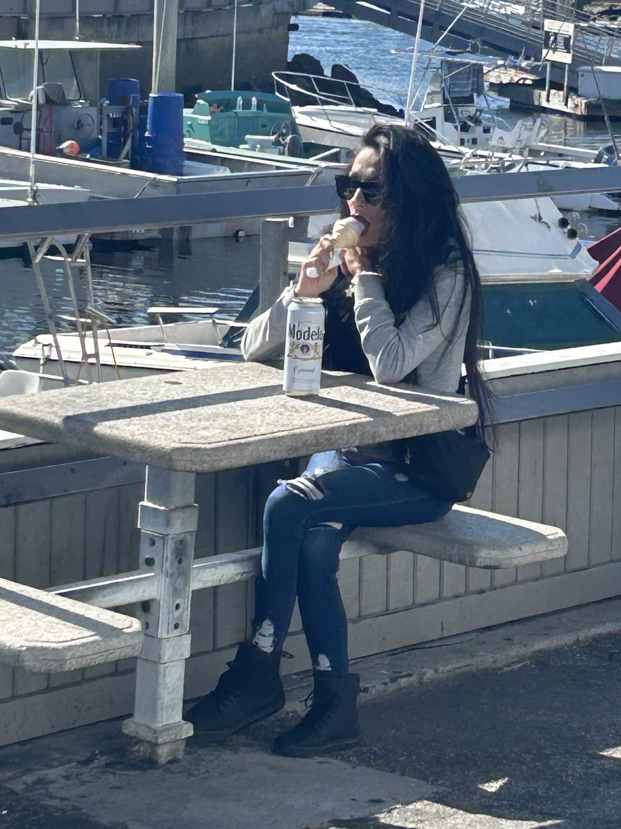 If minding my own business had a picture🤣 #MyOwnLane #DopeAssApple #Latina #Bella #ModeloTime #IceCream #RedondoBeach #FamilyTime