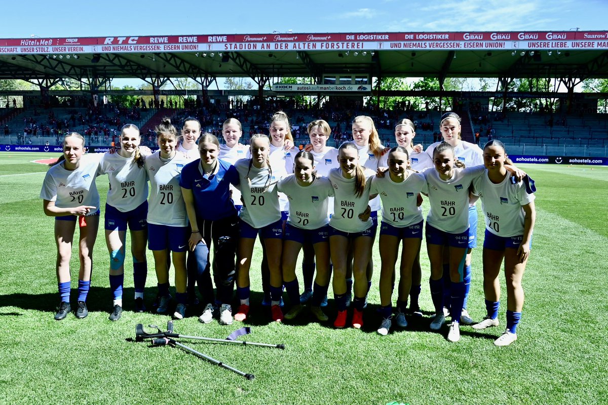 Mara #Bähr hat sich am vergangenen Montag im Training das Kreuzband gerissen. Das Aufwärmshirt war heute daher ihr gewidmet. 🥹 Wir sind für dich da, Mara! 💙 #FCUBSC #BSCFrauen #HaHoHe