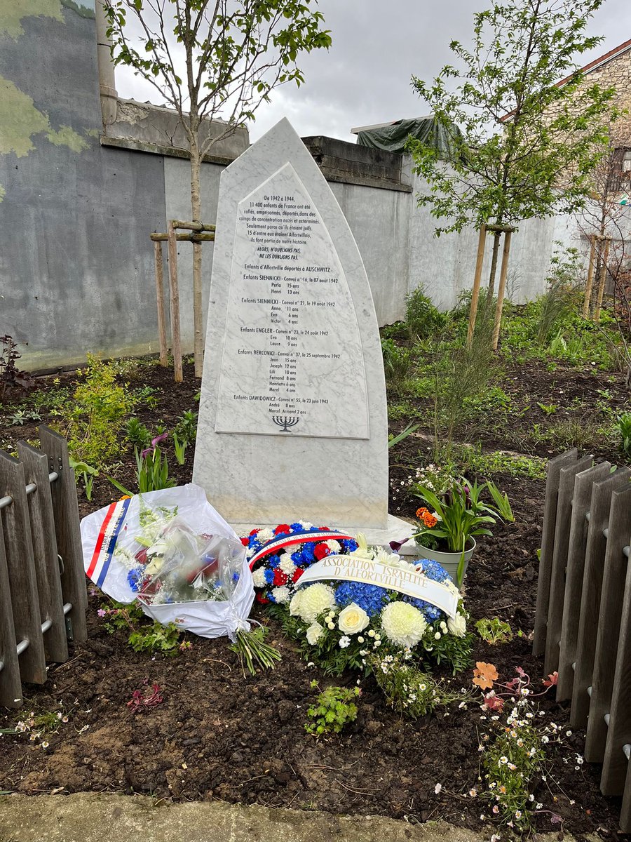 Ce matin, aux côtés de @luccarvounas et de l'équipe municipale, nous rendions hommage aux victimes du nazisme. Une haine qui a conduit à la déportation de 15 enfants Alfortvillais entre 1942 et 1944. N'oublions pas notre passé pour éviter qu'il ne se reproduise dans notre avenir.