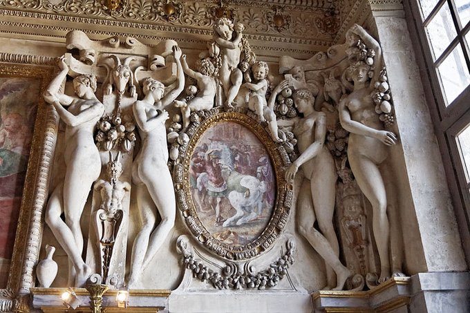 Vista de un detalle del interior del castillo de Fontainebleau #escultura