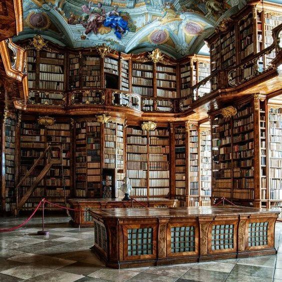 St. Florian Monastery, Austria. Contiene más de 140.000 libros y manuscritos, estando decorada en su techo con pinturas al fresco de Bartolomeo Altomonte #arquitectura