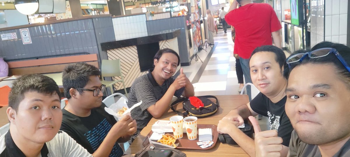 icheancoy's tweet photo. Alhamdulillah masih pada napas walaupun -2 orang..... Sampai jupa tahun depan 😁😁😁😝 https://t.co/m9yuUEhwFk