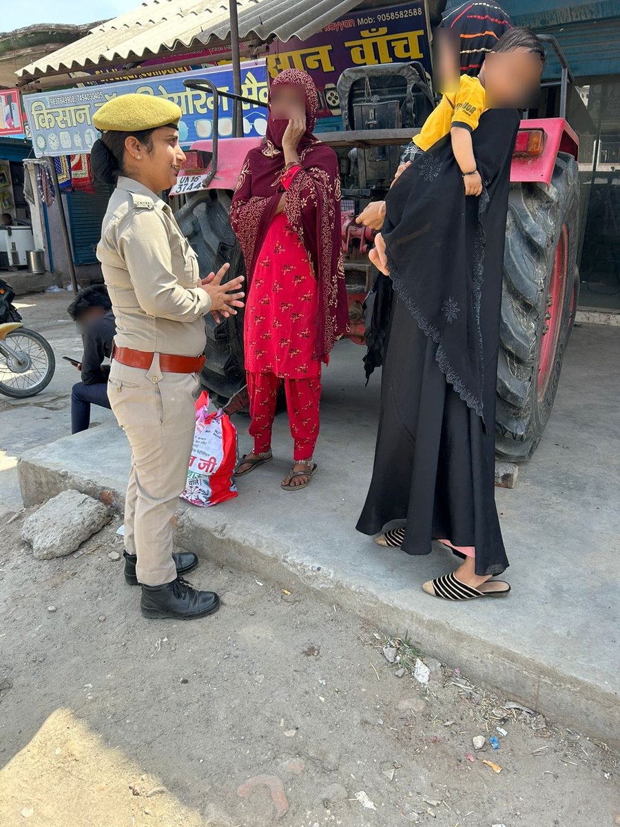 #SaharanpurPolice #MissionShakti4 ➡️#MissionShakti के तहत एंटिरोमियो/महिला पुलिस टीमों द्वारा सार्वजनिक स्थानो पर महिलाओं/बालिकाओं को जागरुक कर #WomenEmpowerment संबंधी विभिन्न हेल्पलाइन नंबरो के सम्बन्ध मे जानकारी दी गई। #ShePoweredUPP #UPPolice @wpl1090