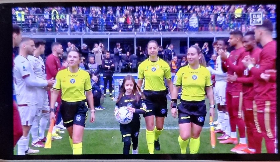 Passerella con applauso da parte dei giocatori del Toro nei confronti dei protagonisti assoluti di questo campionato che hanno permesso il raggiungimento della seconda stella: gli arbitri. Signori, la Marotta League esiste. Ed è più forte che mai #InterTorino