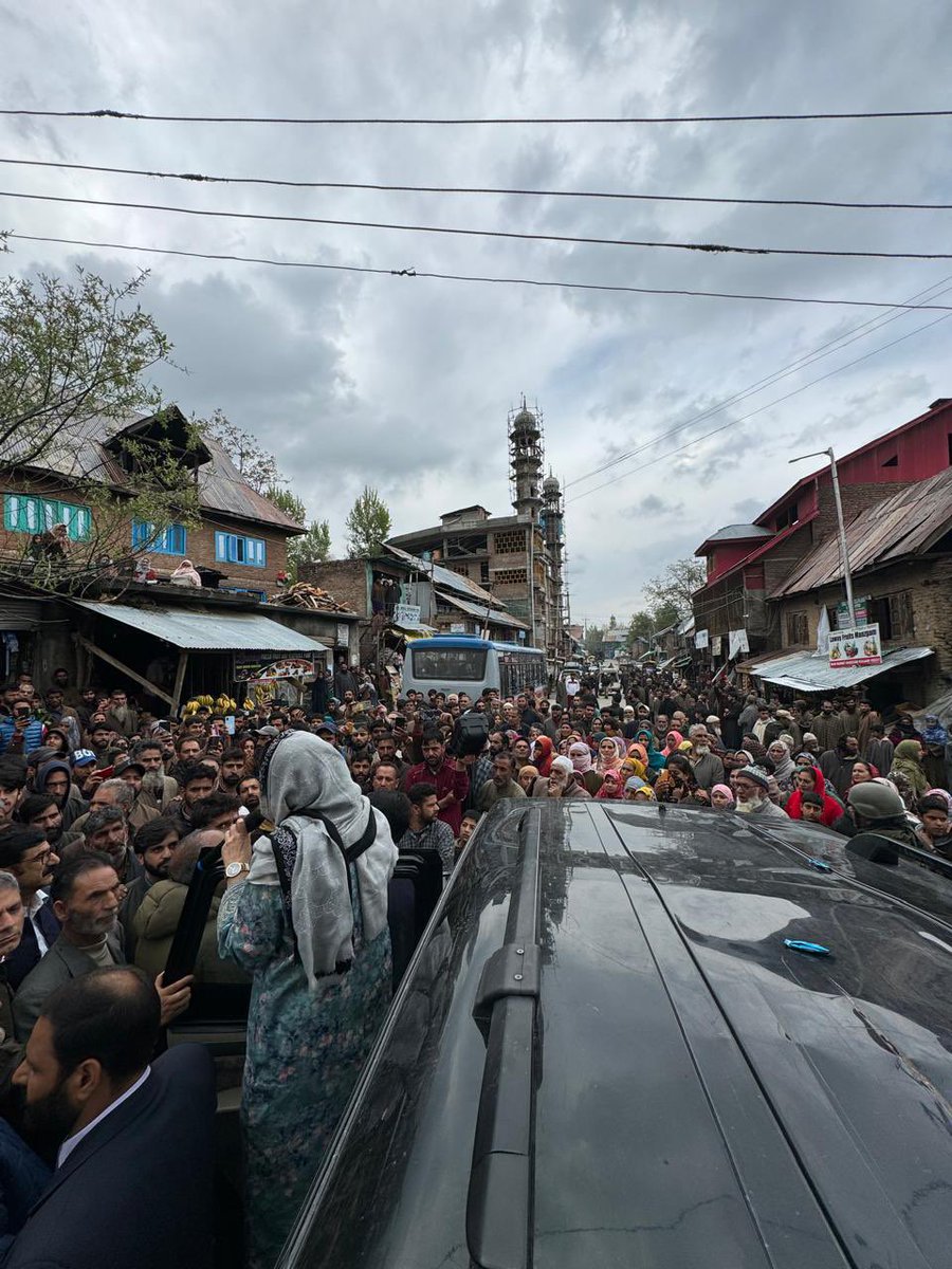 Overwhelmed by the public response at Manzgam today. 

Dil naumeed nahi nakaam hi toh hai Lambi hai gham ki shaam
Magar shaam hi toh hai
