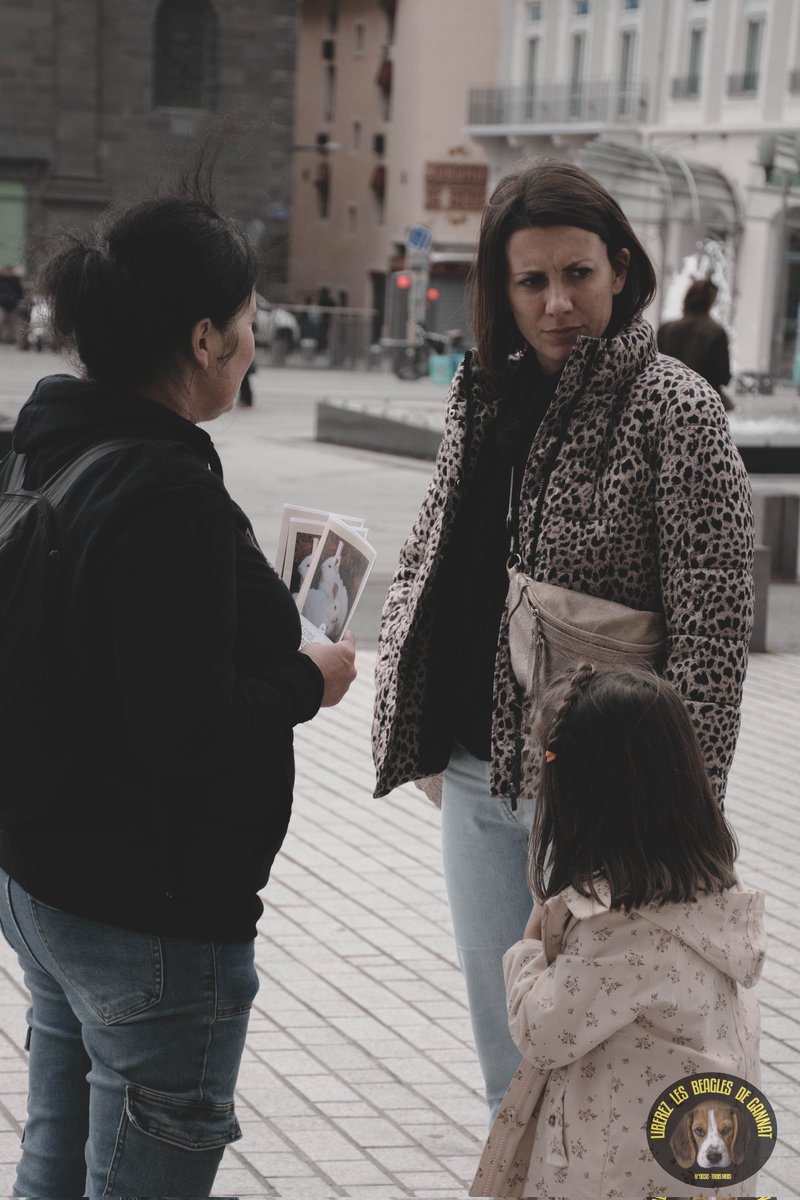 À #clermontferrand pour informer les gens des produits testés sur les animaux. Nous leur proposions ensuite des alternatives. Merci à @LushFr Merci à @onevoiceanimal En deux heures une centaine de personnes se sont succédées sur notre stand.