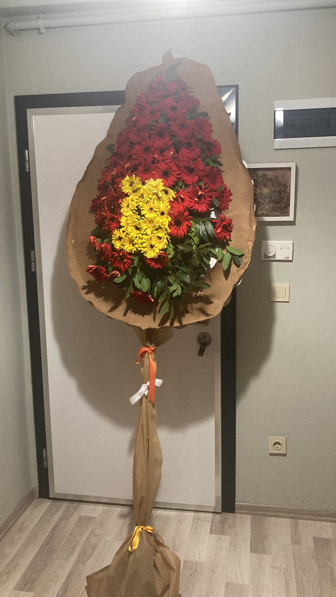 sgtnur's tweet photo. Birazda kocamın  şovunu izleyelim 😂🥰🌸 @emrahkanburtas https://t.co/vgtf9Y1H4O