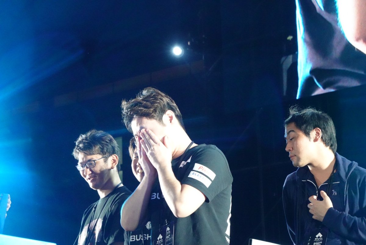 evojapan_info's tweet photo. 【#EVOJ24 "Granblue Fantasy: Versus -Rising-"表彰式】

同チームのライバルや前年覇者など
強豪ひしめき合うGrandFinalを制した二児の父!!
GG!!!誠におめでとうございます‼️

🥇IBUSHIGIN | ルーキーズ
🥈GS | gamera
🥉IBUSHIGIN | とろろ

#EVOJapan2024 https://t.co/WE4fDhkPMF