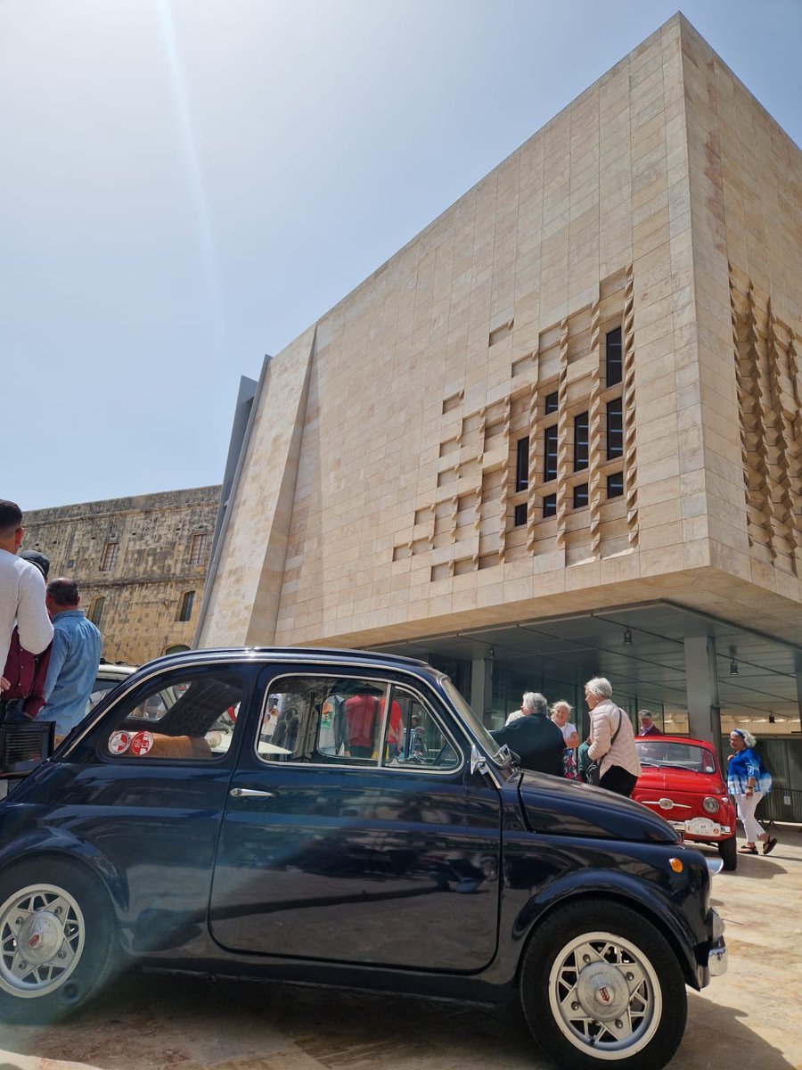Eccellente visibilità per design italiano e #MadeinItaly a #Malta grazie a mostra di circa 150 Fiat 500 storiche,co-sponsorizzato da @ItalyinMalta, di fronte al Parlamento progettato da #RenzoPiano #Valletta @ItalyMFA @BartoloClayton @VisitMalta @MaltainItaly @MinisterIanBorg