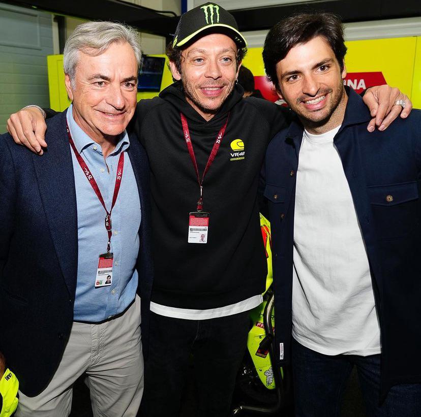 🔥 Valentino Rossi ve baba-oğul Carlos Sainz.