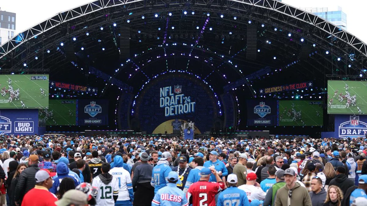 The NFL Draft has a new attendance record: 775,000. The previous record was 600,000 was Nashville in 2019. The NFL draft is the next best thing for the cities with colder climates that are less likely to host a Super Bowl. Here is more from me: sportico.com/leagues/footba…