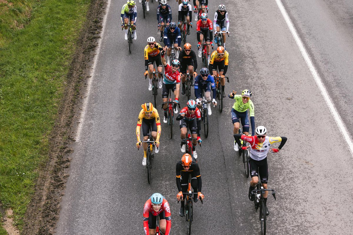 Une journée au sein du peloton à travailler pour Morne Van Niekerk, pour conserver sa 2ème place au classement général après quatre étapes du @tourdebretagne 💥 📸Tour de Bretagne