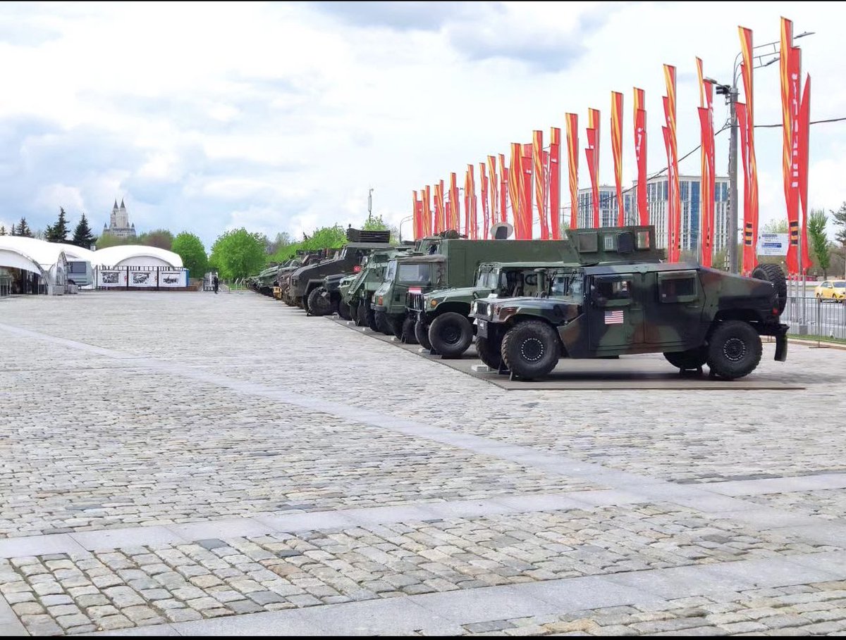 Rusların ele geçirdiği Ukrayna Ordusuna ait askeri araçları Poklonnoya tepesindeki Zafer Parkında sergiliyorlar.Araçlar arasında BMC Kirpi, KMW Dingo mrapler de var.🇺🇦🇩🇪🇹🇷🇺🇸🇷🇺🇬🇧🇮🇹