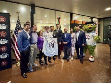 Congrats🎉 to the @astros after a great victory last night during the @MLB game in Mexico City. @houmayor Whitmire enjoyed meeting fans who traveled from Houston to cheer for the team. Before the game, the mayor joined business and community leaders at a meeting with @USAmbMex…