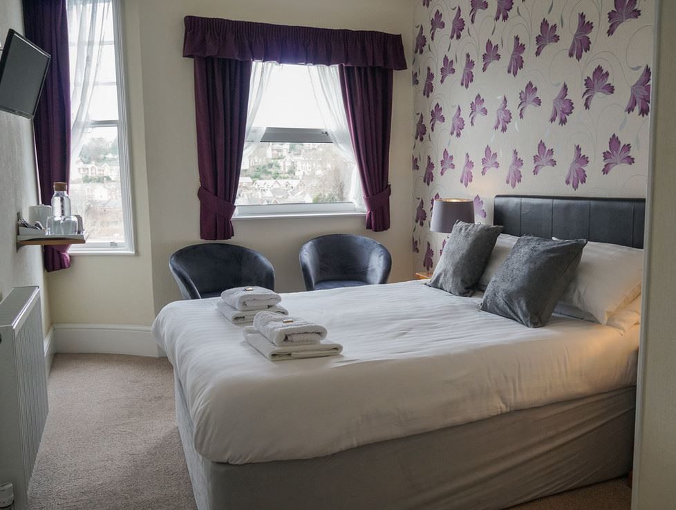 ❤️ 'This was my first time staying here. Walking distance to the seafront. Breakfast was delicious. Very comfy bed, quiet room. Great hosts. Would definitely recommend it.' ❤️ thebandbdirectory.co.uk/10211 #Torquay #FamilyFriendly #Guesthouse #Accommodation #WarmWelcome @sandpiperGH