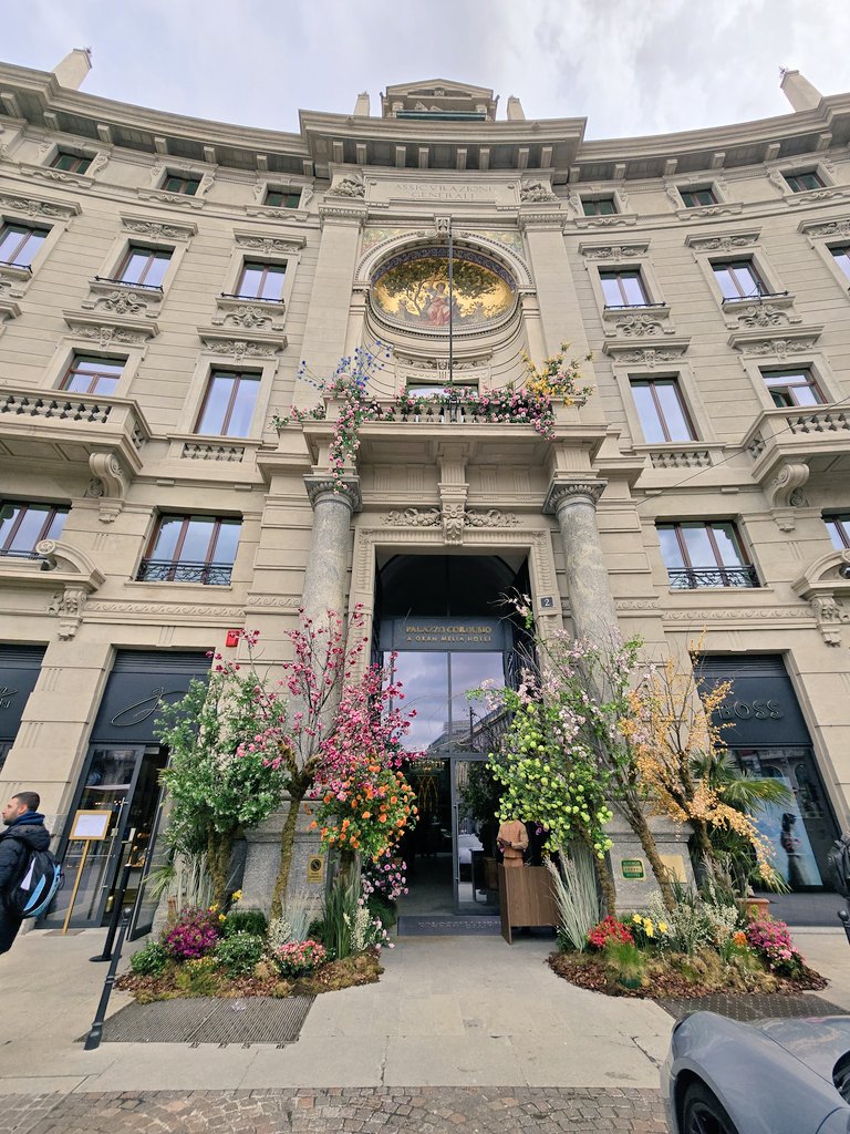 Nascono fiori in piazza Cordusio🌸🌹

Foto mia 📸 

#28aprile #Milano #Buonasera #goodevening