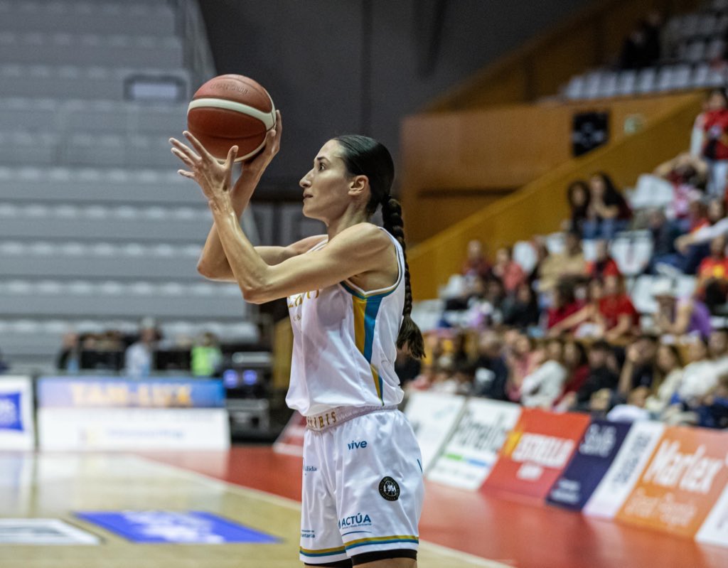 Todas las lesiones de rodilla me duelen, pero la de Belén Arrojo más aún. Es la persona más buena y trabajadora que puedes encontrarte por una pista de baloncesto. Siempre en mi equipo ❤️‍🩹