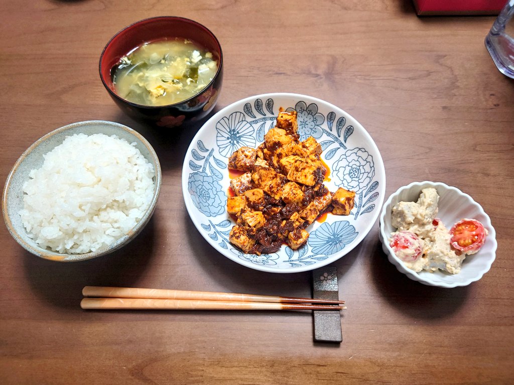 「献立を考えてないから、買い物が進まんわ〜」#おうちごはん　#晩ごはん 「麻婆豆腐でいいよ！」通算11回目！ 新宿中村屋さんの麻婆豆腐！ 本日は、なんと麻婆豆腐の調理(お膳立ての準備は私)と盛付け、配膳は夫！ 全く料理しない人でも出来た！🙆